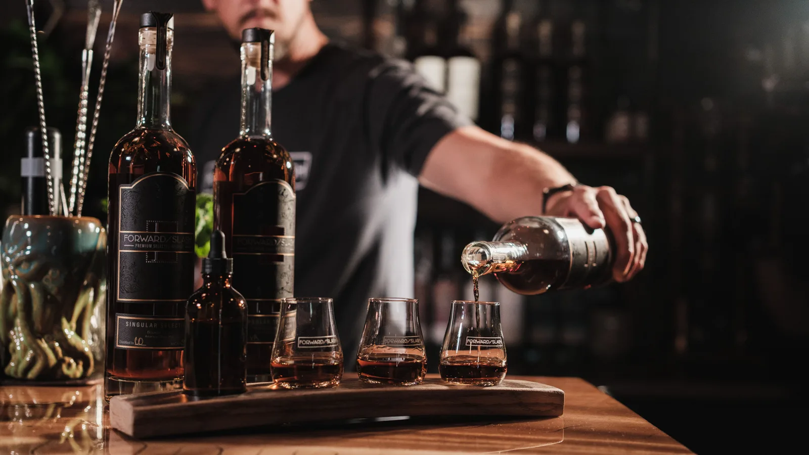 Profesionāls bāra backbar dzesētājs ar pudelēm izgaismots naktī